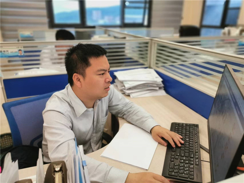 专注，创新——专访集团2021年优秀员工国粤华银公司严亮.jpg