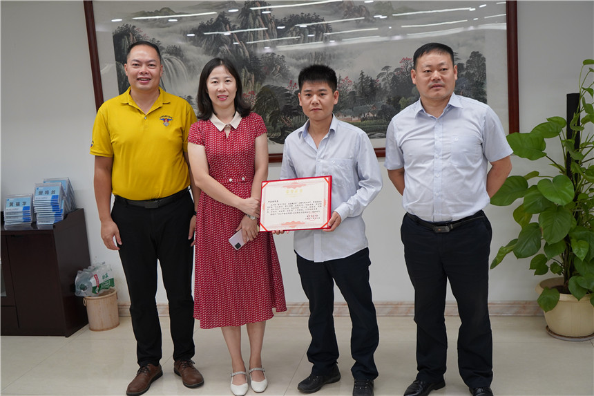 浈江区工会领导为运行值长许会林颁发“2021年韶关市团队创先特色示范班组长”荣誉证书.JPG